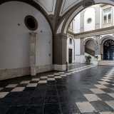 Superate due colonne situate all�interno di altrettante nicchie...